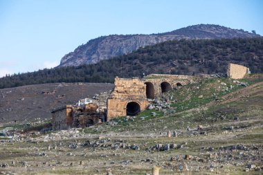 Antik Hierapolis şehrinde amfitiyatro. Dramatik gün batımı gökyüzü. Unesco Kültür Tarihi Anıtı. Pamukkale, Türkiye