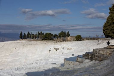 Karbonat gün batımında doğal havuzları aşıyor, Pamukkale, Türkiye