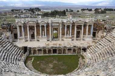 Antik Hierapolis şehrinde amfitiyatro. Dramatik gün batımı gökyüzü. Unesco Kültür Tarihi Anıtı. Pamukkale, Türkiye