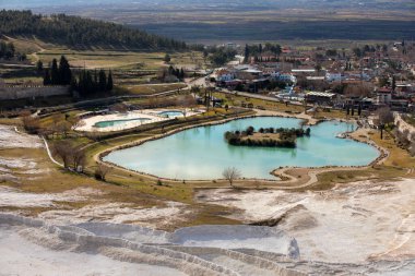 Karbonat gün batımında doğal havuzları aşıyor, Pamukkale, Türkiye