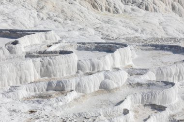 Karbonat gün batımında doğal havuzları aşıyor, Pamukkale, Türkiye