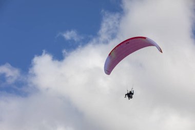 Paraşütler parlak mavi gökyüzü, tandem öğretim görevlisi ve acemi