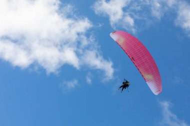 Paraşütler parlak mavi gökyüzü, tandem öğretim görevlisi ve acemi