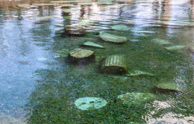 Pamukkale 'deki antik havuz (Kleopatra Hamamı) manzarası. Pamukkale ziyareti sırasında popüler bir turistik merkezdir.