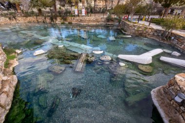 Pamukkale 'deki antik havuz (Kleopatra Hamamı) manzarası. Pamukkale ziyareti sırasında popüler bir turistik merkezdir.