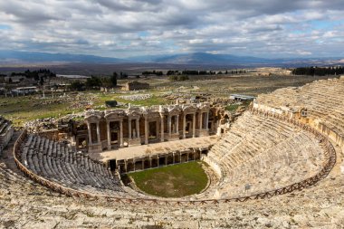 Antik Hierapolis şehrinde amfitiyatro. Dramatik gün batımı gökyüzü. Unesco Kültür Tarihi Anıtı. Pamukkale, Türkiye