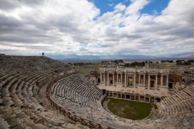 Antik Hierapolis şehrinde amfitiyatro. Dramatik gün batımı gökyüzü. Unesco Kültür Tarihi Anıtı. Pamukkale, Türkiye