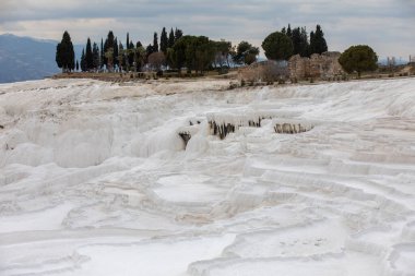 Karbonat gün batımında doğal havuzları aşıyor, Pamukkale, Türkiye