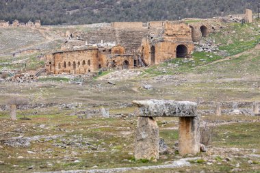 Antik Hierapolis şehrinde amfitiyatro. Dramatik gün batımı gökyüzü. Unesco Kültür Tarihi Anıtı. Pamukkale, Türkiye