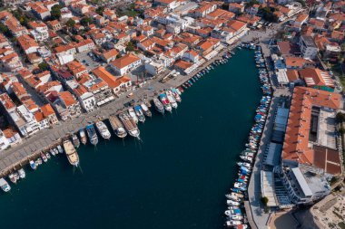 Foca, Ege kıyısında, İzmir ilinin bir ilçesidir..