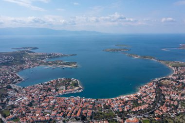 Foca, Ege kıyısında, İzmir ilinin bir ilçesidir..