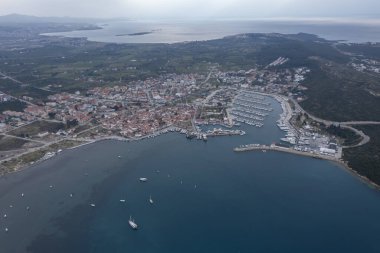 Sigacik limanı ve kale manzarası. Sigacik Türkiye 'de daha popüler bir turizm merkezi.