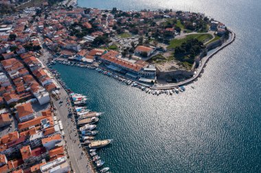 Foca, Ege kıyısında, İzmir ilinin bir ilçesidir..