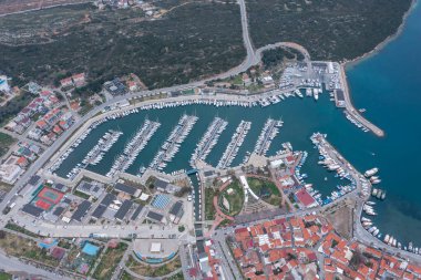 Sigacik limanı ve kale manzarası. Sigacik Türkiye 'de daha popüler bir turizm merkezi.