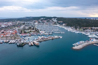 Sigacik limanı ve kale manzarası. Sigacik Türkiye 'de daha popüler bir turizm merkezi.