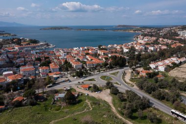 Foca, Ege kıyısında, İzmir ilinin bir ilçesidir..