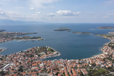 Foca, Ege kıyısında, İzmir ilinin bir ilçesidir..