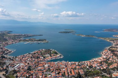 Foca, Ege kıyısında, İzmir ilinin bir ilçesidir..