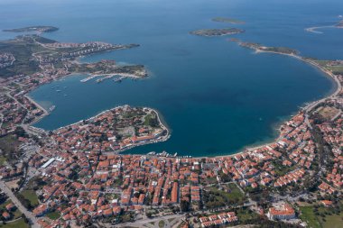 Foca, Ege kıyısında, İzmir ilinin bir ilçesidir..