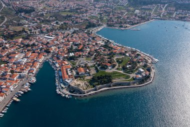 Foca, Ege kıyısında, İzmir ilinin bir ilçesidir..