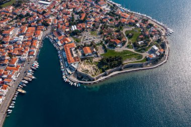 Foca, Ege kıyısında, İzmir ilinin bir ilçesidir..