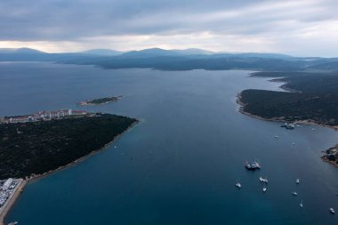 Sigacik limanı ve kale manzarası. Sigacik Türkiye 'de daha popüler bir turizm merkezi.