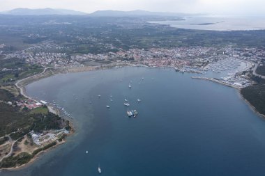 Sigacik limanı ve kale manzarası. Sigacik Türkiye 'de daha popüler bir turizm merkezi.