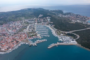 Sigacik limanı ve kale manzarası. Sigacik Türkiye 'de daha popüler bir turizm merkezi.