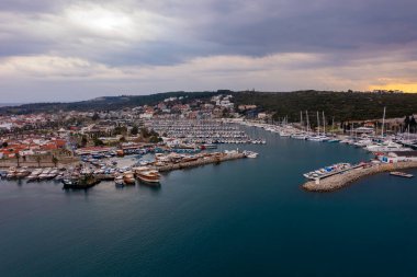 Sigacik limanı ve kale manzarası. Sigacik Türkiye 'de daha popüler bir turizm merkezi.