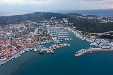 Sigacik limanı ve kale manzarası. Sigacik Türkiye 'de daha popüler bir turizm merkezi.