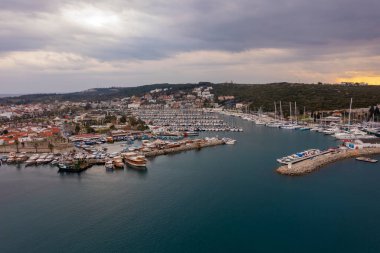 Sigacik limanı ve kale manzarası. Sigacik Türkiye 'de daha popüler bir turizm merkezi.