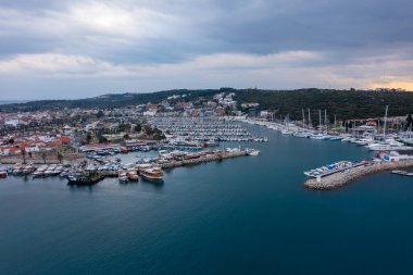 Sigacik limanı ve kale manzarası. Sigacik Türkiye 'de daha popüler bir turizm merkezi.