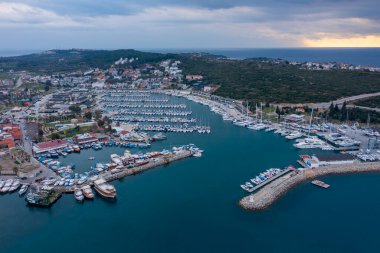 Sigacik limanı ve kale manzarası. Sigacik Türkiye 'de daha popüler bir turizm merkezi.