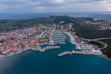 Sigacik limanı ve kale manzarası. Sigacik Türkiye 'de daha popüler bir turizm merkezi.