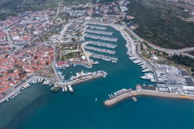 Sigacik limanı ve kale manzarası. Sigacik Türkiye 'de daha popüler bir turizm merkezi.