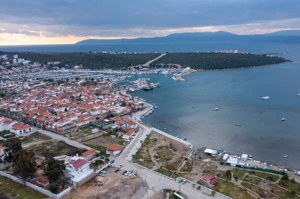 Sigacik港と城の景色 Sigacikはトルコで人気のある観光名所です — ストック写真