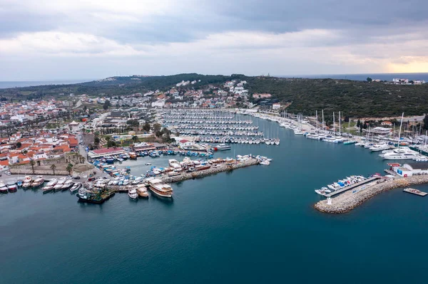 Sigacik limanı ve kale manzarası. Sigacik Türkiye 'de daha popüler bir turizm merkezi.