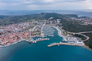 Sigacik limanı ve kale manzarası. Sigacik Türkiye 'de daha popüler bir turizm merkezi.