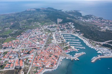 Sigacik limanı ve kale manzarası. Sigacik Türkiye 'de daha popüler bir turizm merkezi.