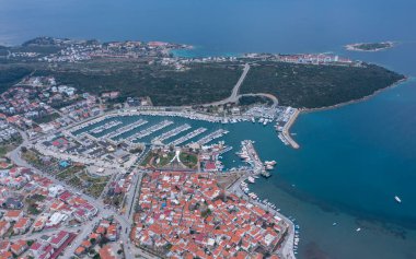 Sigacik limanı ve kale manzarası. Sigacik Türkiye 'de daha popüler bir turizm merkezi.
