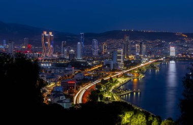 Bayrakli, Karsiyaka, İzmir, Türkiye: 2 Mayıs 2022, Bayrakli 'nin yüksek tepesinden İzmir Körfezi manzarası. Uzun pozlama, düşük ışık.
