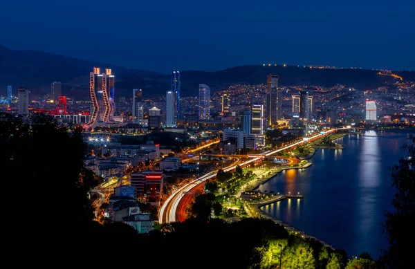 Bayrakli, Karsiyaka, İzmir, Türkiye: 2 Mayıs 2022, Bayrakli 'nin yüksek tepesinden İzmir Körfezi manzarası. Uzun pozlama, düşük ışık.