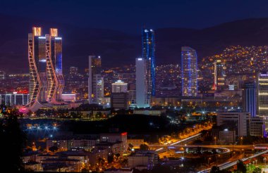 Bayrakli, Karsiyaka, İzmir, Türkiye: 2 Mayıs 2022, Bayrakli 'nin yüksek tepesinden İzmir Körfezi manzarası. Uzun pozlama, düşük ışık.