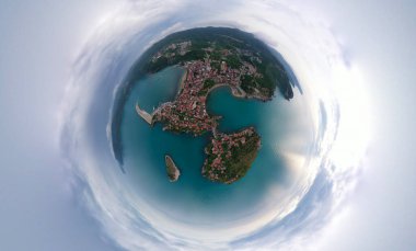 Karadeniz üzerindeki dağlardaki güzel şehir manzarası, Amasra. Amasra geleneksel Türk mimarisi