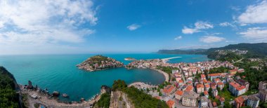 Karadeniz üzerindeki dağlardaki güzel şehir manzarası, Amasra. Amasra geleneksel Türk mimarisi