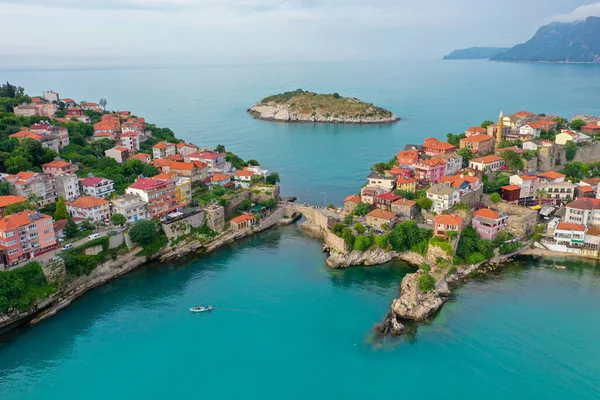 Karadeniz üzerindeki dağlardaki güzel şehir manzarası, Amasra. Amasra geleneksel Türk mimarisi