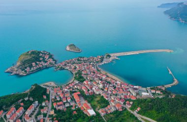 Karadeniz üzerindeki dağlardaki güzel şehir manzarası, Amasra. Amasra geleneksel Türk mimarisi