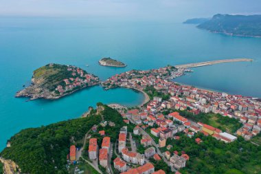 Karadeniz üzerindeki dağlardaki güzel şehir manzarası, Amasra. Amasra geleneksel Türk mimarisi