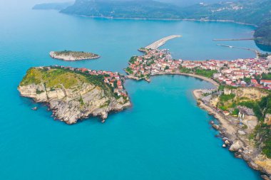 Karadeniz üzerindeki dağlardaki güzel şehir manzarası, Amasra. Amasra geleneksel Türk mimarisi