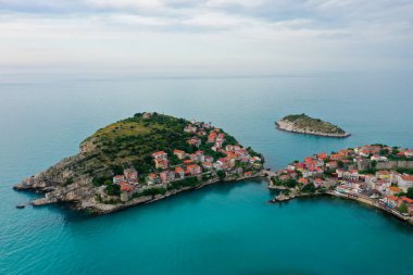 Karadeniz üzerindeki dağlardaki güzel şehir manzarası, Amasra. Amasra geleneksel Türk mimarisi